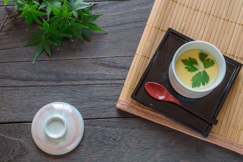 Tokio: Sushi-Rollen und Beilagen kochen