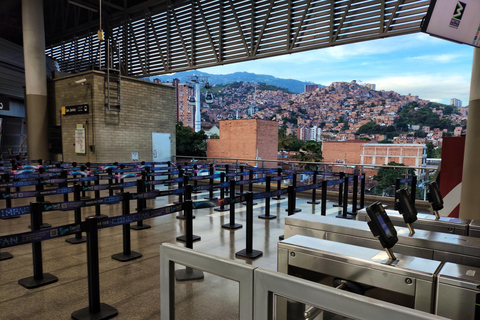 Medellín: Tour durch die Comuna 13, den Botero Park und den Metrocable mit einem lokalen Guide