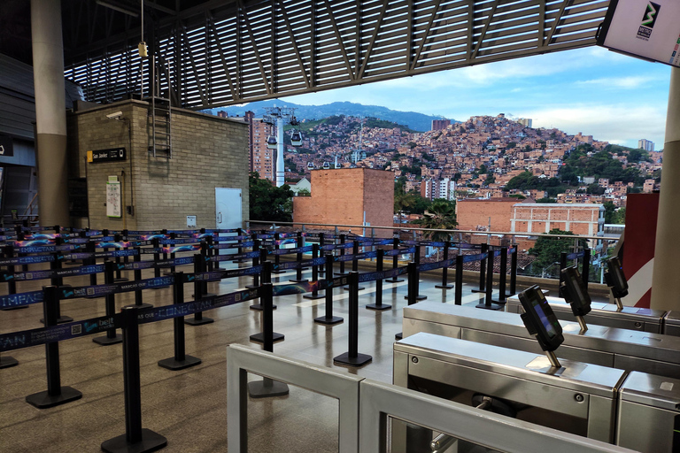 Medellín: Tour durch die Comuna 13, den Botero Park und den Metrocable mit einem lokalen Guide