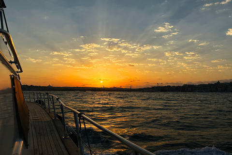 Estambul: Crucero en yate por el Bósforo y el Cuerno de Oro al atardecer