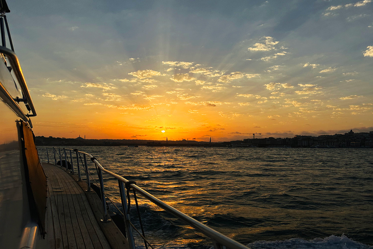 Istanbul: Bosphorus & Golden Horn Sunset Yacht Cruise