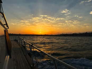 Istanbul: Bosphorus and Golden Horn Sunset Yacht Cruise