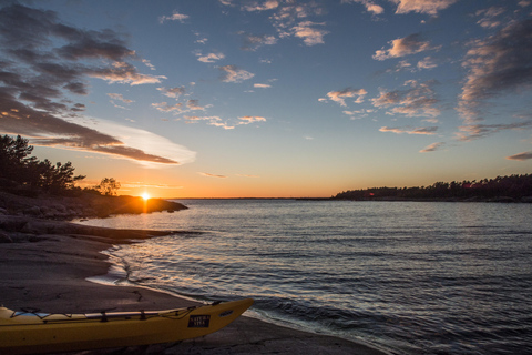 Helsinki : Excursion en kayak au soleil de minuit avec feu de camp