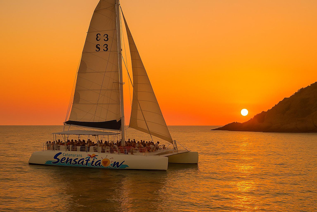 Lloret de Mar: Crociera in catamarano al tramonto con DJ e bevande