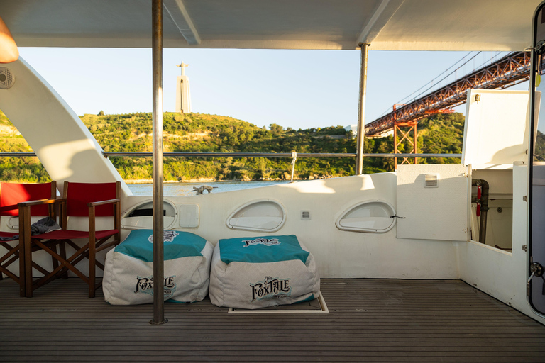 Lisbonne : Fête au coucher du soleil sur un catamaran avec OPEN BAR et musiqueSoirée au coucher du soleil sur le catamaran + OPEN BAR