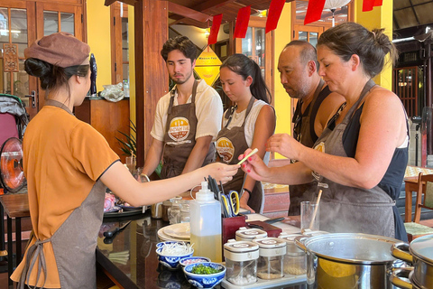顺化市：顺化牛肉面工作坊 - 顺化传统美食之旅顺化牛肉面汤烹饪工作坊和当地市场之旅