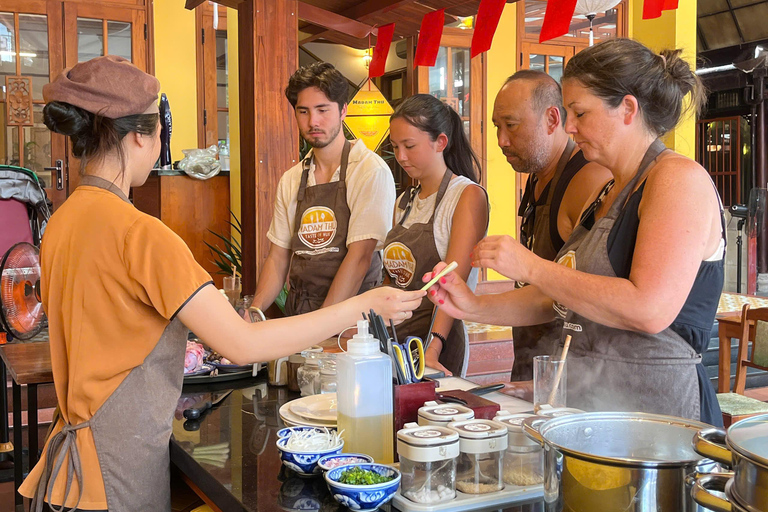 顺化市：顺化牛肉面工作坊 - 顺化传统美食之旅顺化牛肉面汤烹饪工作坊和当地市场之旅