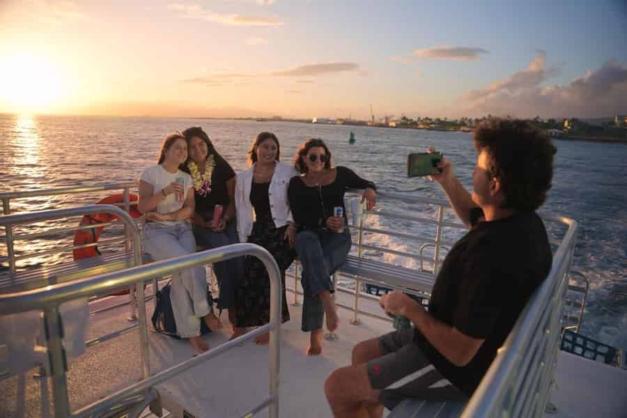 Waikiki: Sonnenuntergangsfahrt mit BYOB. Foto: GetYourGuide Waikiki: Sonnenuntergangsfahrt mit BYOB. Foto: GetYourGuide