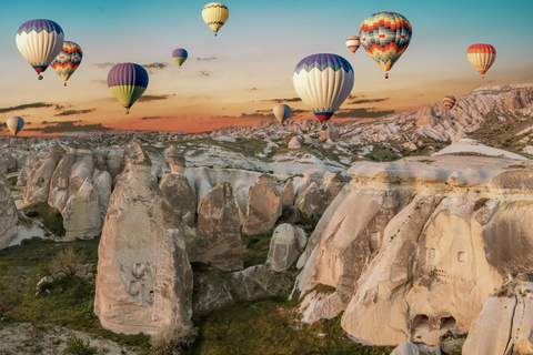 Göreme: volo in mongolfiera all&#039;alba della valle di Göreme con colazione