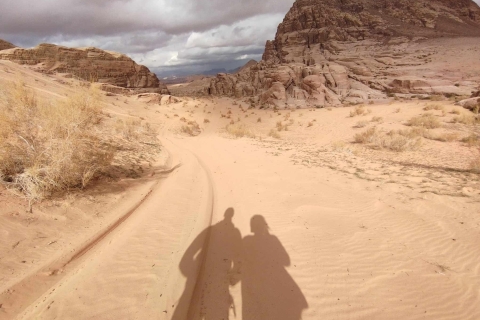 Wadi Rum: 1-Night Jeep Tour with Dinner and Breakfast