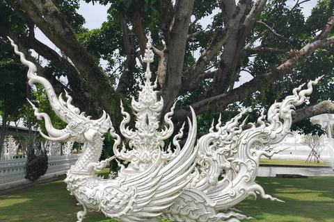 Excursión a los templos rojo, azul y blanco y a las aguas termales desde Chaing MaiTemplos rojos, azules y blancos y viaje a aguas termales desde Chaing Mai