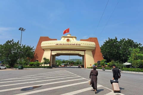 De Hue a la frontera de Lao Bao para tramitar el visado Viaje de ida y vuelta en coche privado