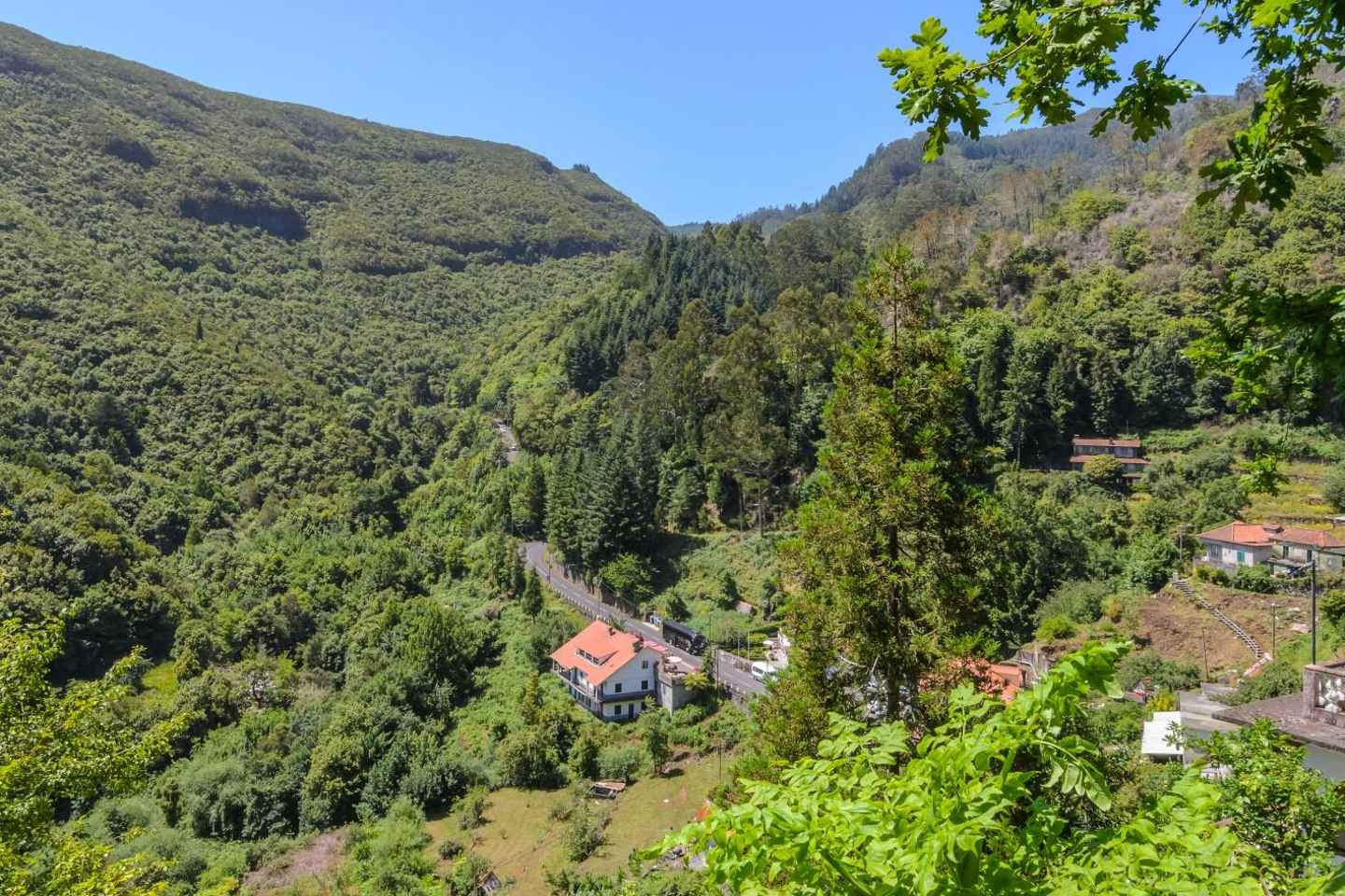 Тур на Мадейру: Сказочные домики с соломенными крышами в Сантане