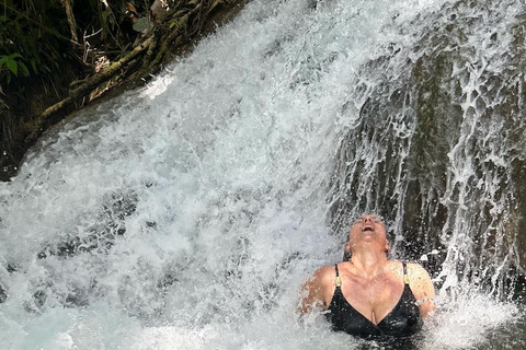 Safari sul fiume Black, cascate di Ys e tour del rum della tenuta AppletonDa Negril