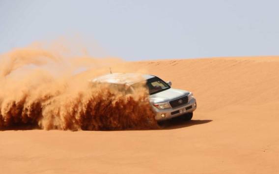 Von Dubai aus: Wüstenritt, Kamelritt, Sandboard und BBQ-Dinner