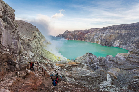 From Bali: Ijen Sunrise Tour & Breakfast at Local Restaurant