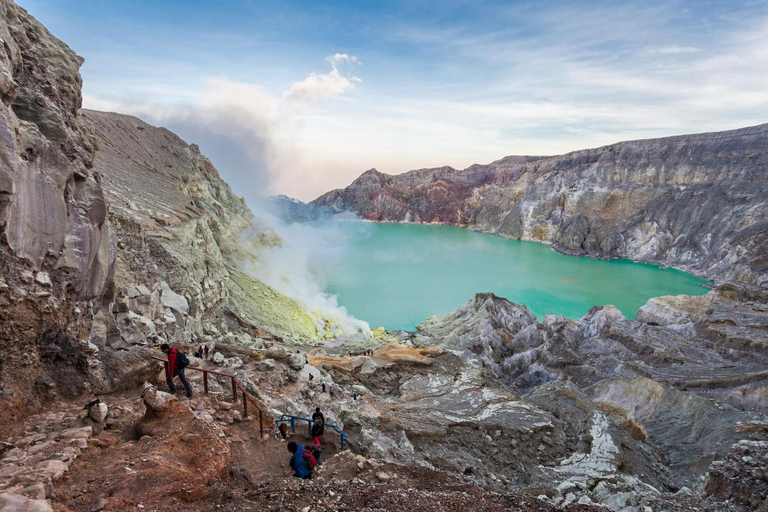 From Bali: Ijen Sunrise Tour & Breakfast at Local Restaurant