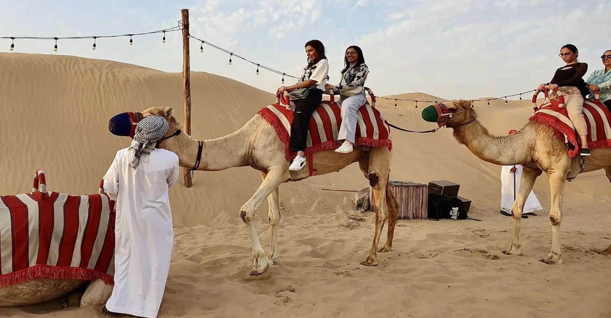 Dubai, Deset Ride, Camel Riding, Sandboard & Dîner Buffet - Hizvo