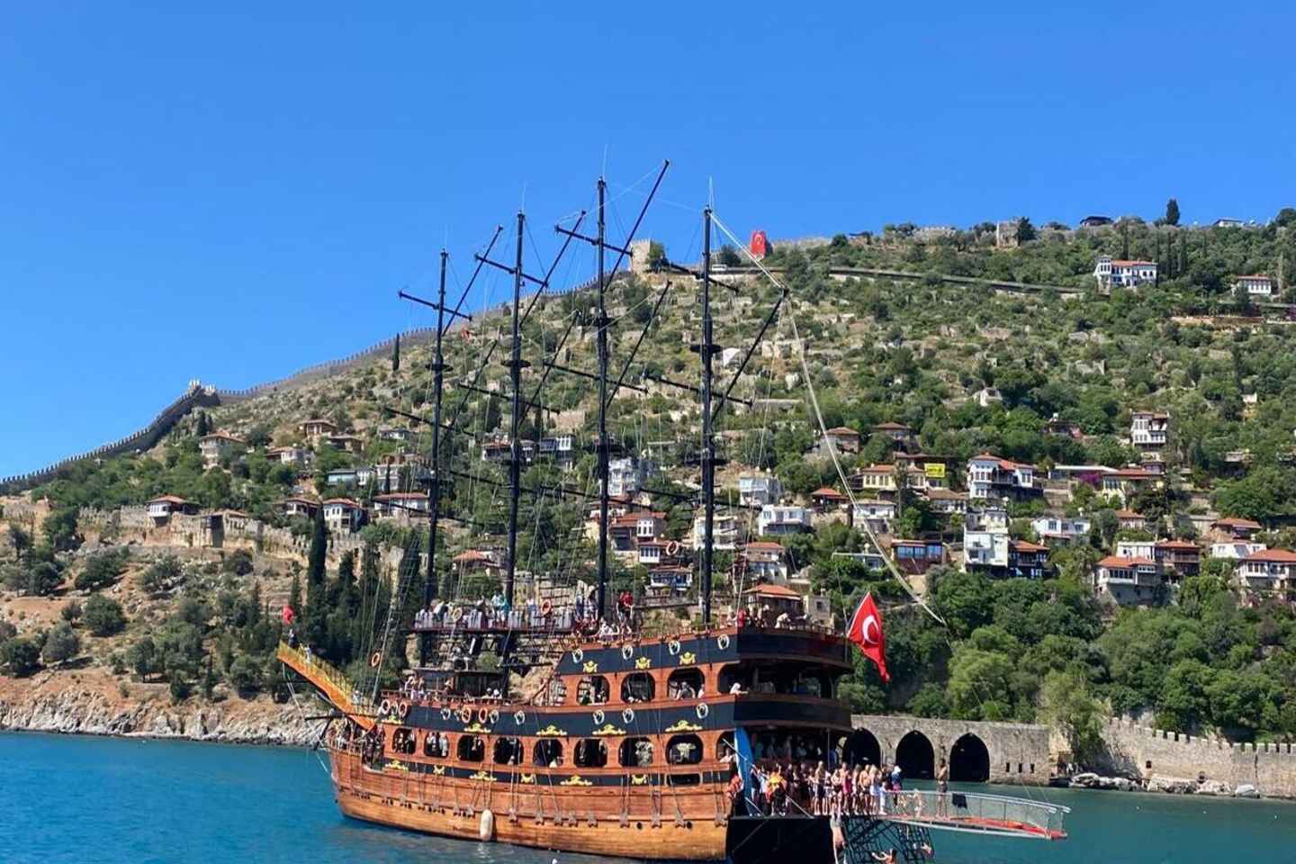 Alanya: Pirate Boat with Lunch and Unlimited Drinks