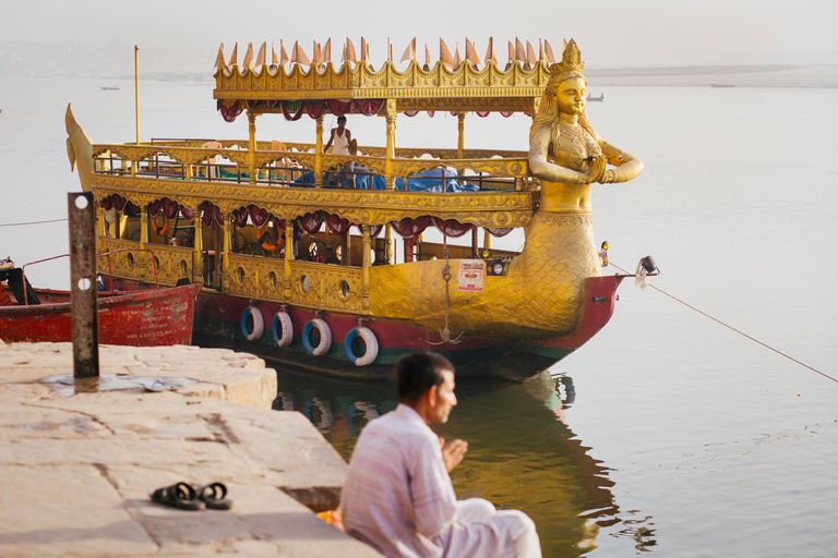 Varanasi. Lever de soleil et matinée en ville. Visite à piedVisite à pied du centre-ville au lever du soleil et le matin