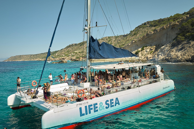 Palma: Catamaran Cruise with Swimming and Snorkelling