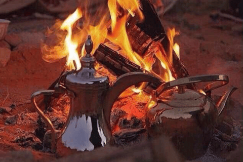 Wadi Rum: Almoço ou Jantar ao Estilo Beduíno com Serviço de BuscaAlmoço beduíno local com chá, café, bebidas geladas e serviço de busca