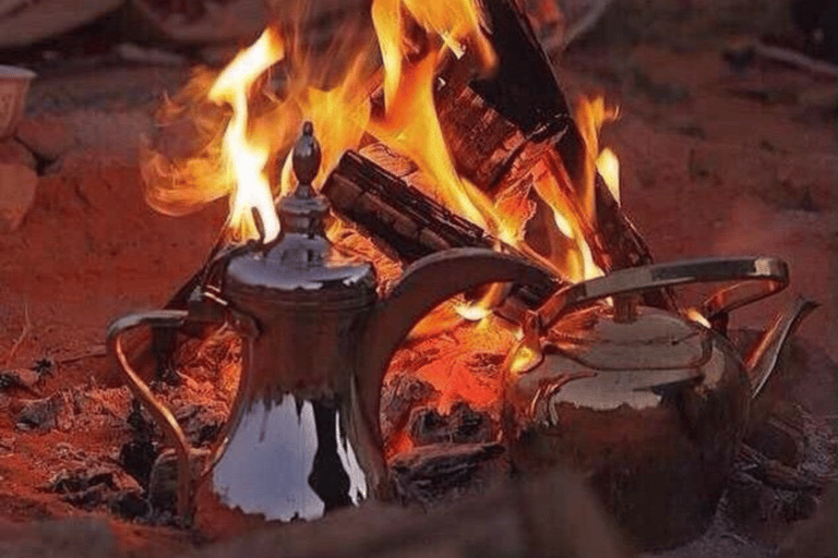 Wadi Rum: Almoço ou Jantar ao Estilo Beduíno com Serviço de BuscaAlmoço beduíno local com chá, café, bebidas geladas e serviço de busca