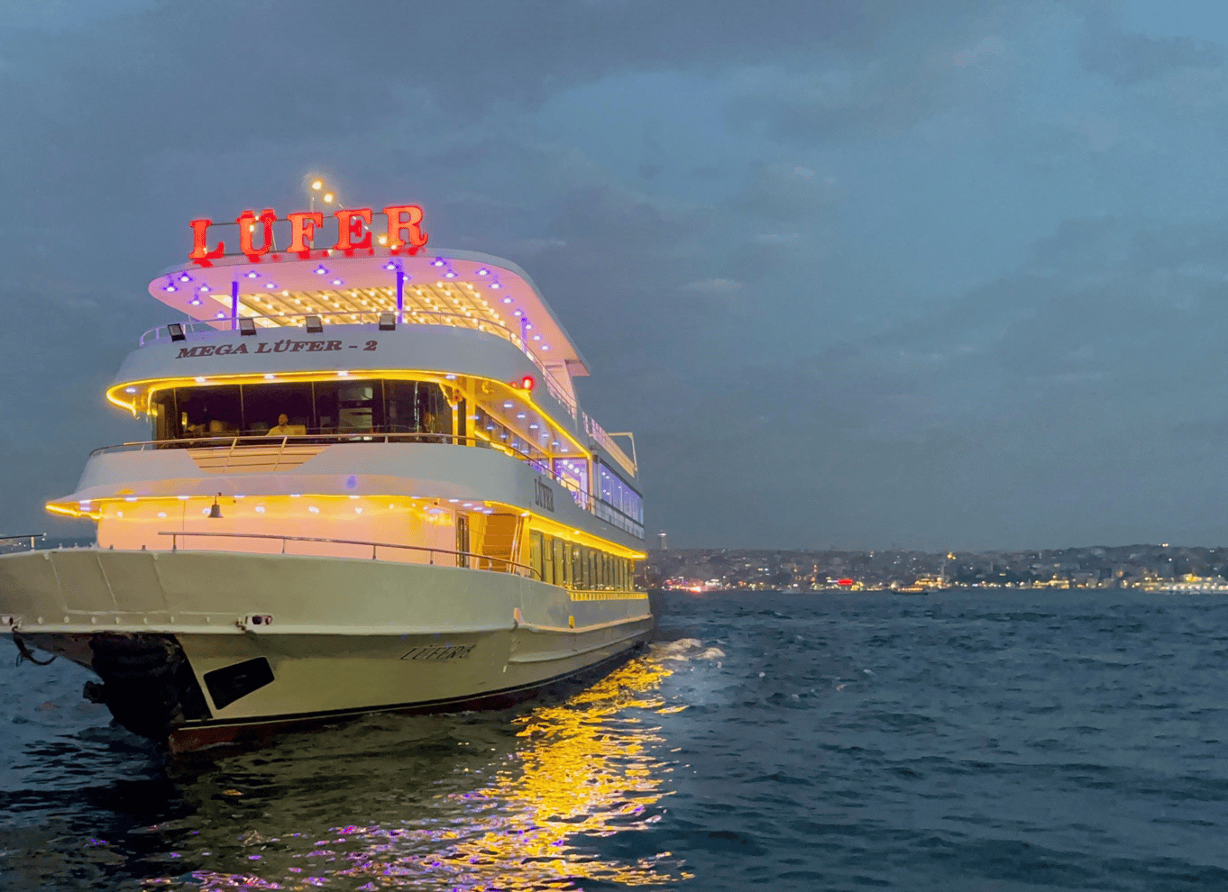 Istanbul: Bosporus-middagscruise og show med privat bord