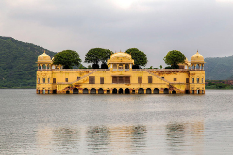 Jaipur : Visite de la ville en voiture privée (journée entière)Cette option comprend la voiture privée + le guide + le déjeuner et l'entrée.