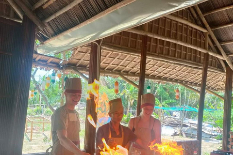 Hoi An: Aula de culinária em uma casa local em um barco com cesta de bambu