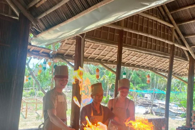 Hoi An: Aula de culinária em uma casa local em um barco com cesta de bambu