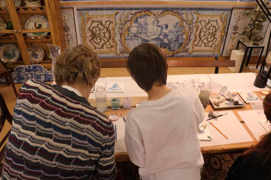 Lissabon: Workshop zum Bemalen von Azulejos. Foto: GetYourGuide