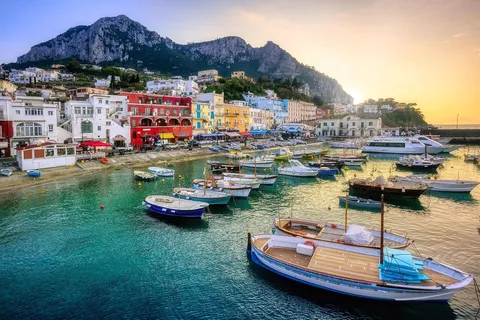 Nápoles: Traslado a Capri con tour en barco por la isla y tiempo libre