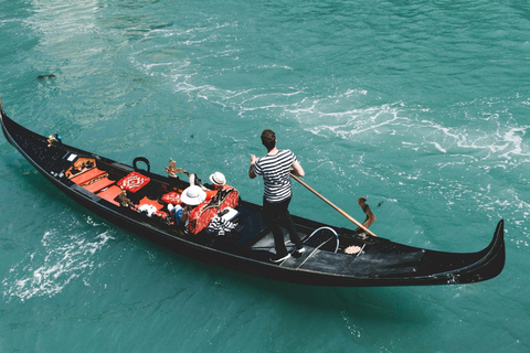 Wenecja: Wspólna gondola przez zapierający dech w piersiach Most WestchnieńWspólna gondola o zachodzie słońca przez zapierający dech w piersiach Most Westchnień