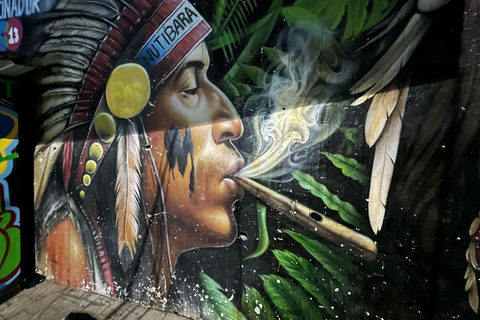 Medellín : visite nocturne de la Comuna 13, mur peint, collation localeMedellín : visite nocturne de la Comuna 13, mur peint, dégustation de snacks locaux