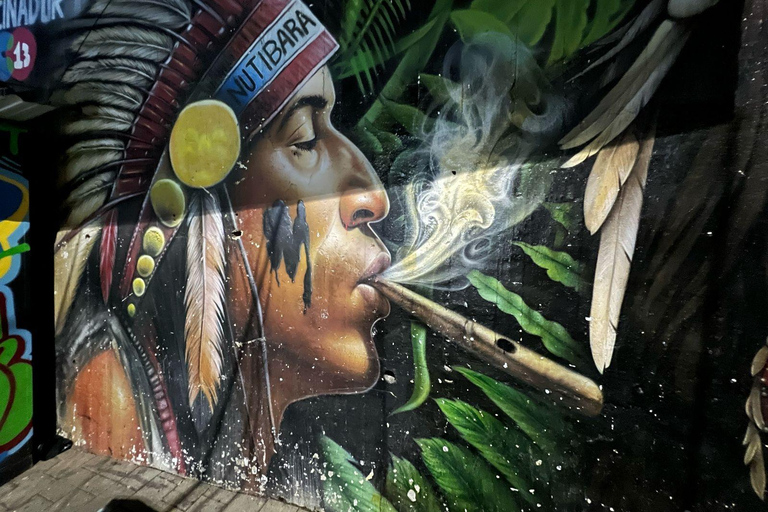 Medellín : visite nocturne de la Comuna 13, mur peint, collation localeMedellín : visite nocturne de la Comuna 13, mur peint, dégustation de snacks locaux