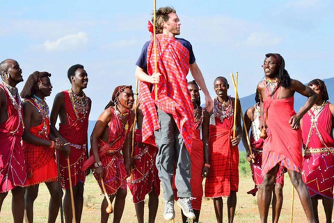 TOUR GIORNALIERO DI ESPERIENZA CULTURALE NEI VILLAGGI MASAI.TOUR DI UN GIORNO DELL&#039;ESPERIENZA CULTURALE DEL VILLAGGIO MASAI.