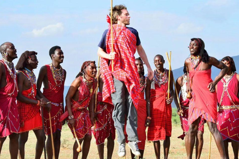 TOUR GIORNALIERO DI ESPERIENZA CULTURALE NEI VILLAGGI MASAI.TOUR DI UN GIORNO DELL&#039;ESPERIENZA CULTURALE DEL VILLAGGIO MASAI.