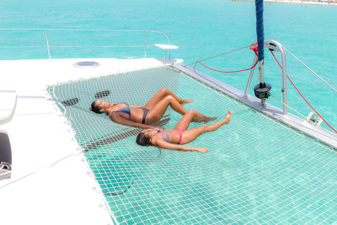 Cancun: Isla Mujeres Katamaran Tour med Open Bar of Drinks