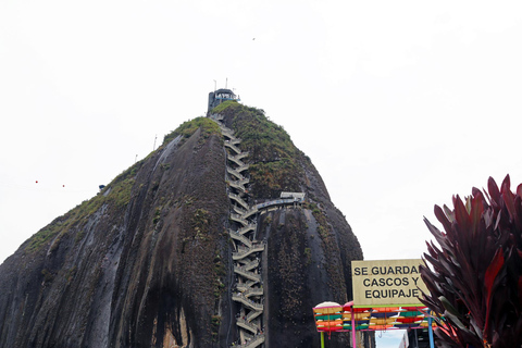 Tour di un giorno intero a Guatapé Piedra del Peñol da Medellin