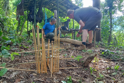 Curso de sobrevivência na floresta primária perto de Luang Prabang.