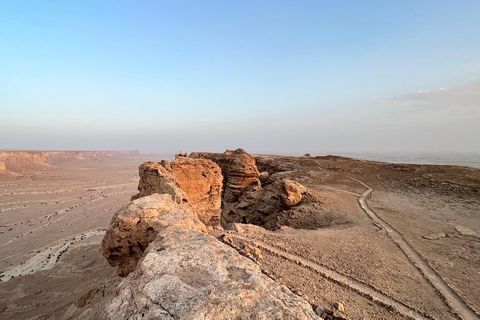 From Riyadh: Edge of the World and Darb Al-Manjoor Adventure