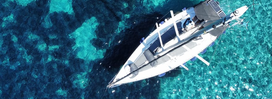 Depuis la marina de Skiathos : excursion d'une journée en yacht avec déjeuner