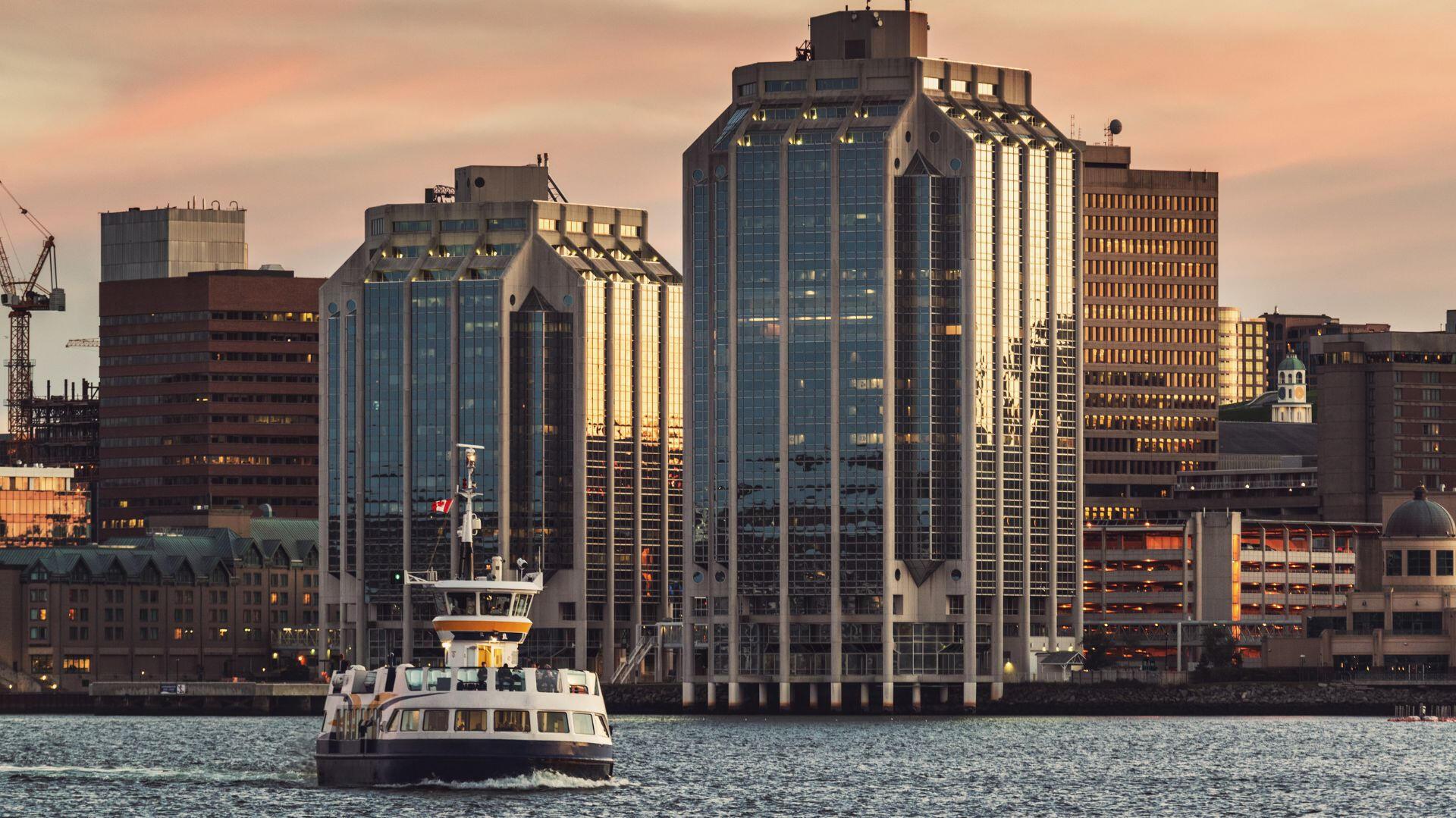 Halifax: Tour mit der öffentlichen Fähre mit ortskundigem Guide