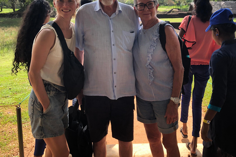 Excursão particular de 1 dia a Sigiriya e DambullaTour começando na área de Negombo