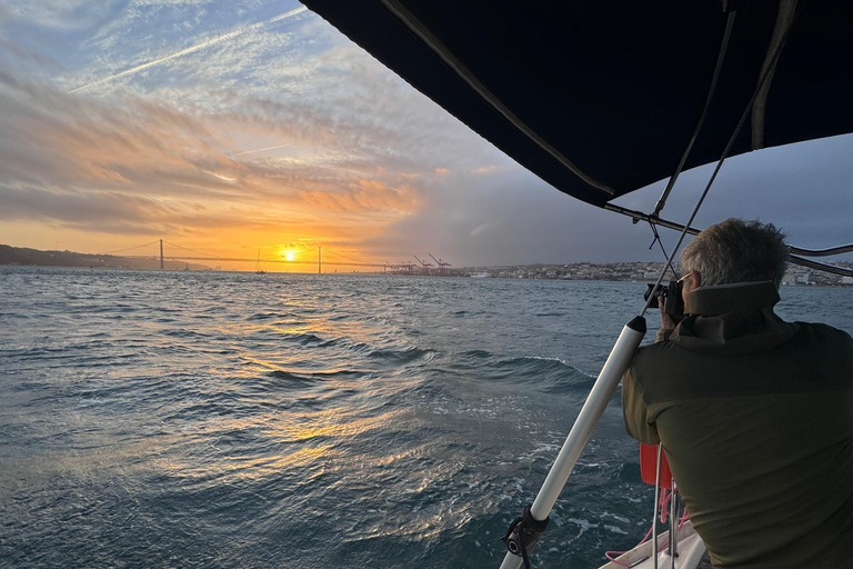 Lisboa: Passeio de Barco ao Pôr-do-Sol no Rio Tejo com Welcome DrinkLisboa: Passeio de barco ao pôr do sol no rio Tejo com Welcome Drink