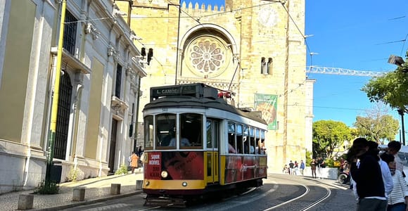 Lisbon: Tuk-Tuk Sightseeing Tour