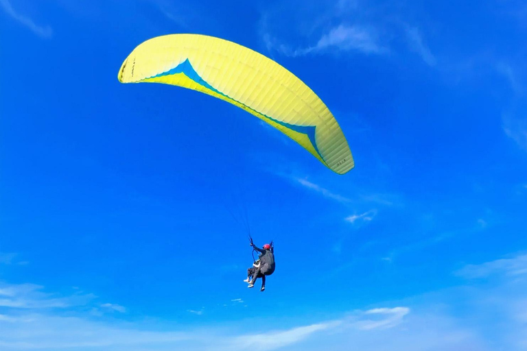 Pattaya Koh Larn Island: Tandem Paragliding Flight Trip Silver Tandem Paragliding Flight – 20 Minutes of Sky-High