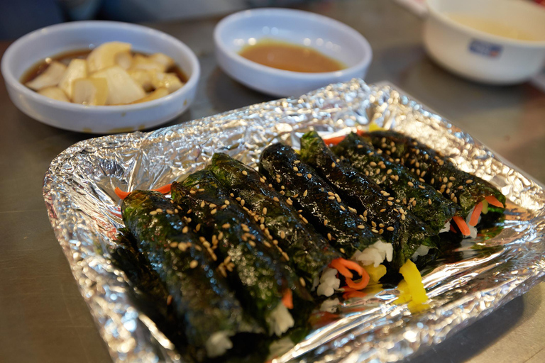 Aventura única de comida auténtica en el mercado de GwangjangSamll Tour gastronómico a pie en grupo