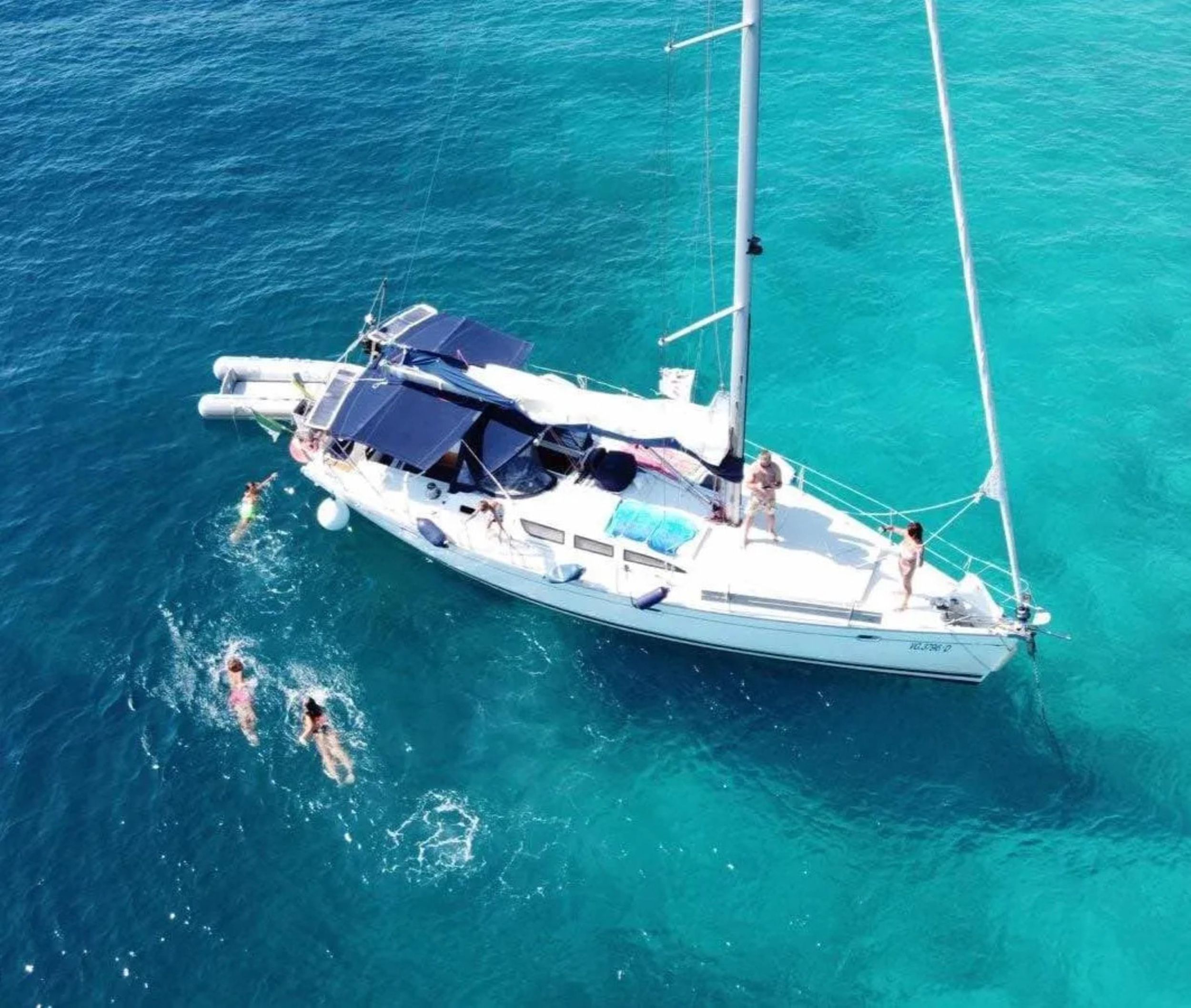 La Maddalena: Segelbootstour mit Mittagessen, SUP und Beiboot ab Cannigione